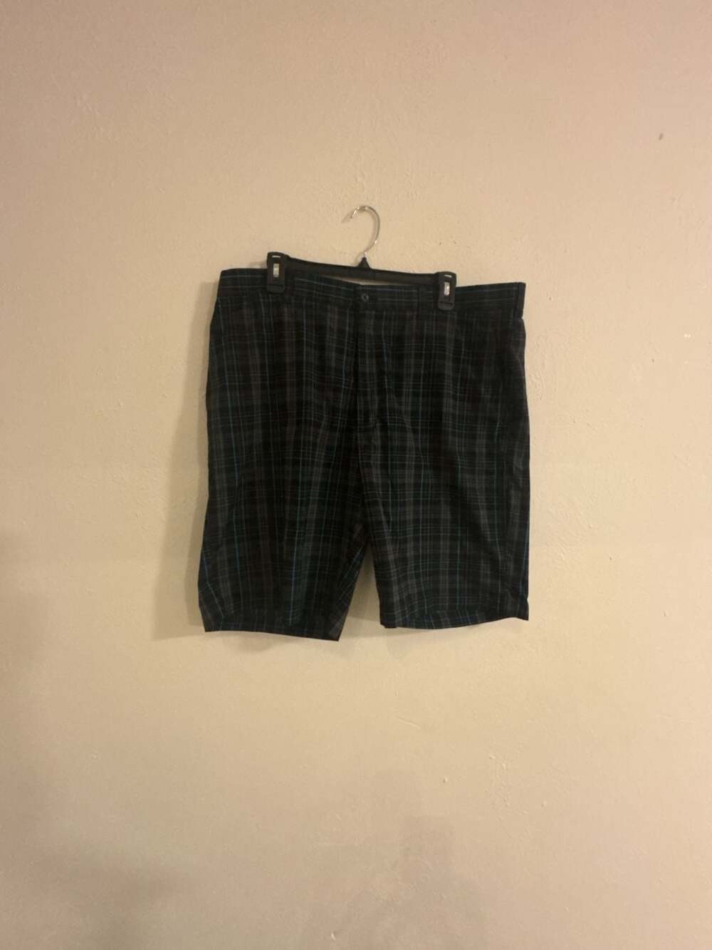 Ben Hogan Performance Men's Gray Plaid Flat Front Golf Bermuda Shorts